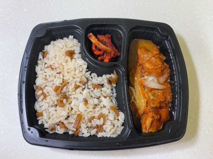 마켓컬리 도시락 탄단지 연근우엉밥 & 춘천닭갈비 322kcal