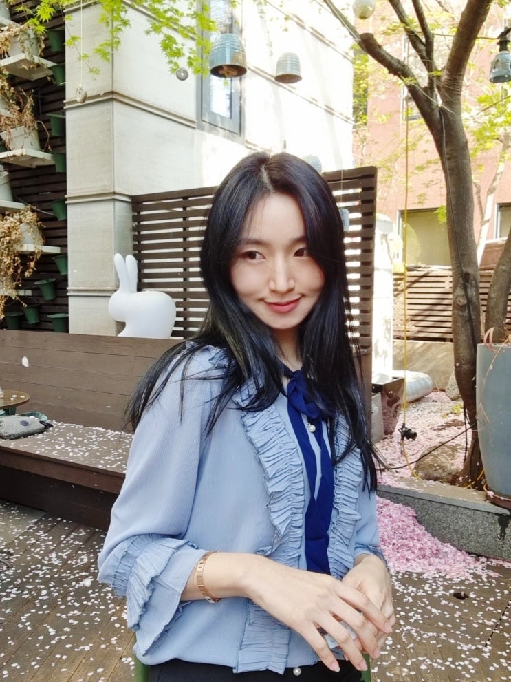 21드레스룸 수입여성의류 예쁜 프릴 블라우스 코디해요 21드레스룸 수입여성의류 예쁜 프릴 블라우스 코디해요