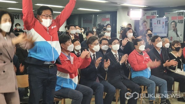  4.7 부산시장 보궐선거 개표 중!