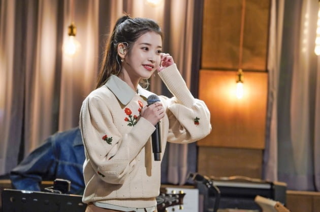 '유명가수전' 아이유, '인기가 많아졌을 때 무서웠다'고 고백! '유명가수전' 아이유, '인기가 많아졌을 때 무서웠다'고 고백!