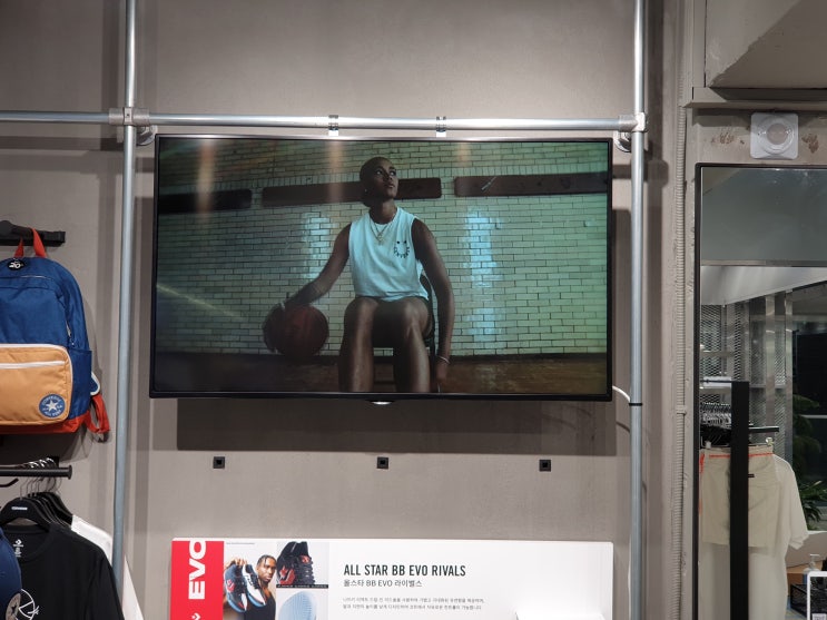 55인치 의류 프랜차이즈 매장 DID모니터 시스템 설치로 동영상 광고