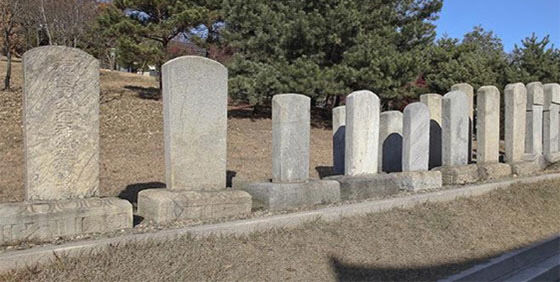 죽은 자에 대한 헌사, 碑文 죽은 자에 대한 헌사, 碑文