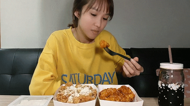 호식이두마리치킨 뿌려먹는 시즈닝 뿌라이드치킨 먹방 호식이두마리치킨 뿌려먹는 시즈닝 뿌라이드치킨 먹방