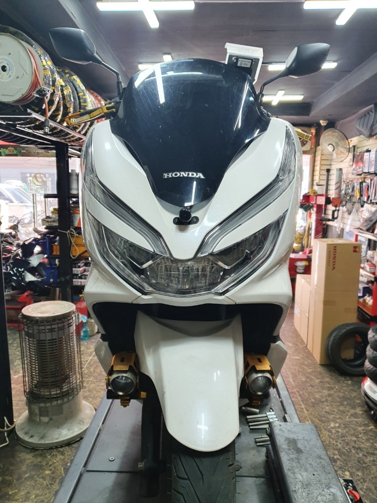  [모터월드] 오토비이수리 혼다 pcx125 구동계교환&뒷라이닝교환＆뒤타이어교환＆엔진오일교환