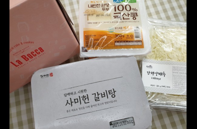  마켓컬리 _ 2021년  4월 7일 구매한 la bocca 레드벨벳 케이크, 사미헌 갈비탕, 네떼 간편 양배추, 농협 두부 후기