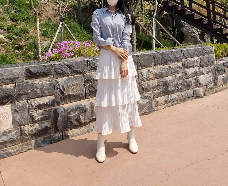 캉캉스커트 쉬폰 소재의 화이트 티어드 스커트로 코디하기 캉캉스커트 쉬폰 소재의 화이트 티어드 스커트로 코디하기