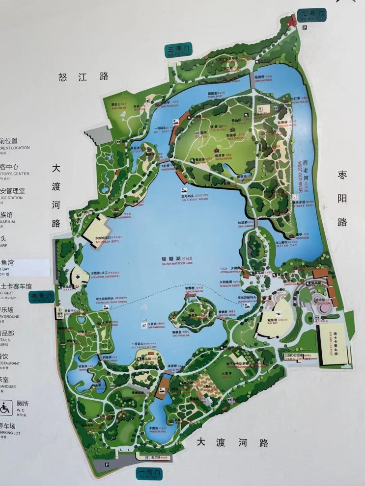 봄배경을 중심으로 중국 상하이 창펑공원의 호수와 숲길을 산책하다
