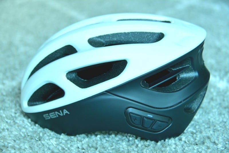 세나테크놀로지의 스마트 헬멧인 세나 R1 자전거 헬멧