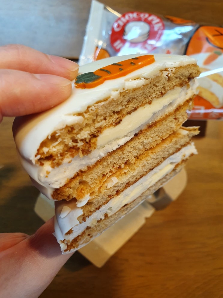  [CU편의점] 한 번쯤 먹어볼만한 맛? 오리온 초코파이하우스 당근케이크 초코파이 솔직리뷰/가격/칼로리 (냉장보관 1팩 2,000원)
