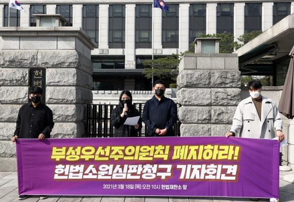 "아빠 성 따라야 ‘정상가족’인가요? 비정상적 사회에 물음표 던진 것” "아빠 성 따라야 ‘정상가족’인가요? 비정상적 사회에 물음표 던진 것”