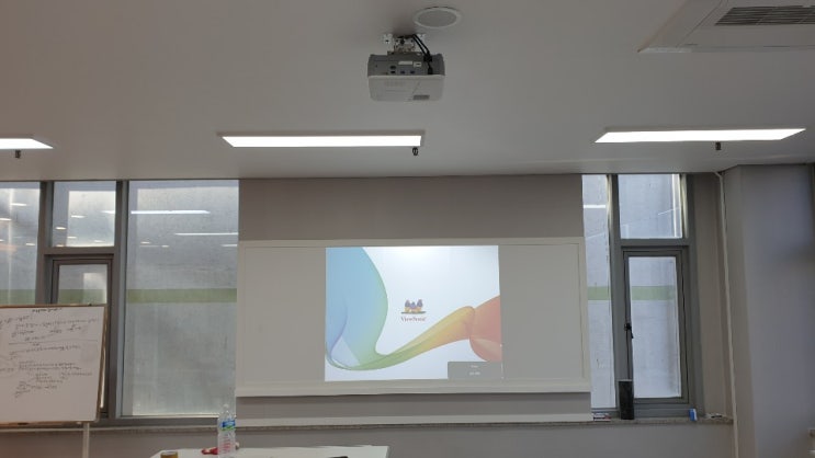  한남동 한강진역 교습소 강의용 빔프로젝터 설치하니 교육용으로 제격