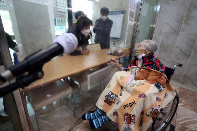 고령 사회 한국, 더 존엄한 죽음을 위한 복지가 필요하다 고령 사회 한국, 더 존엄한 죽음을 위한 복지가 필요하다