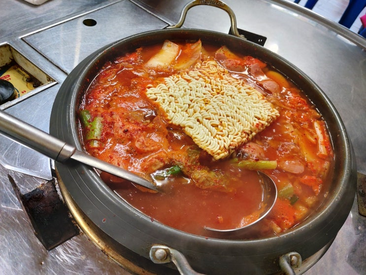  비가 내리면 부대찌개를 먹어야죠