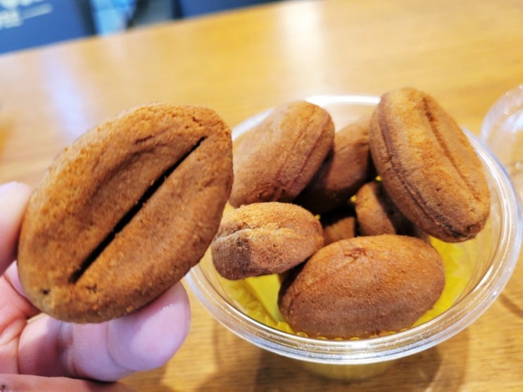 풍무동 컴포즈커피 커피콩빵 맛있어요