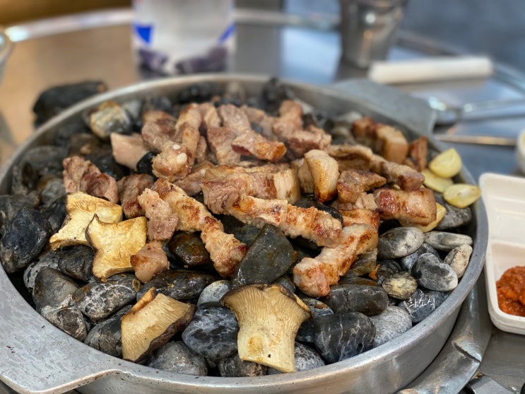  홍대 고기 맛집 , [수정옥돌생소금구이] 옥돌에 구워먹는 꼬기