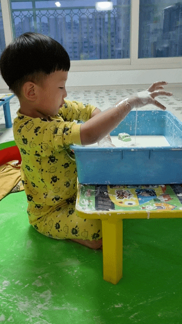  엄마표 전분놀이 - 전분가루 하나만 있으면 시간순삭입니다!