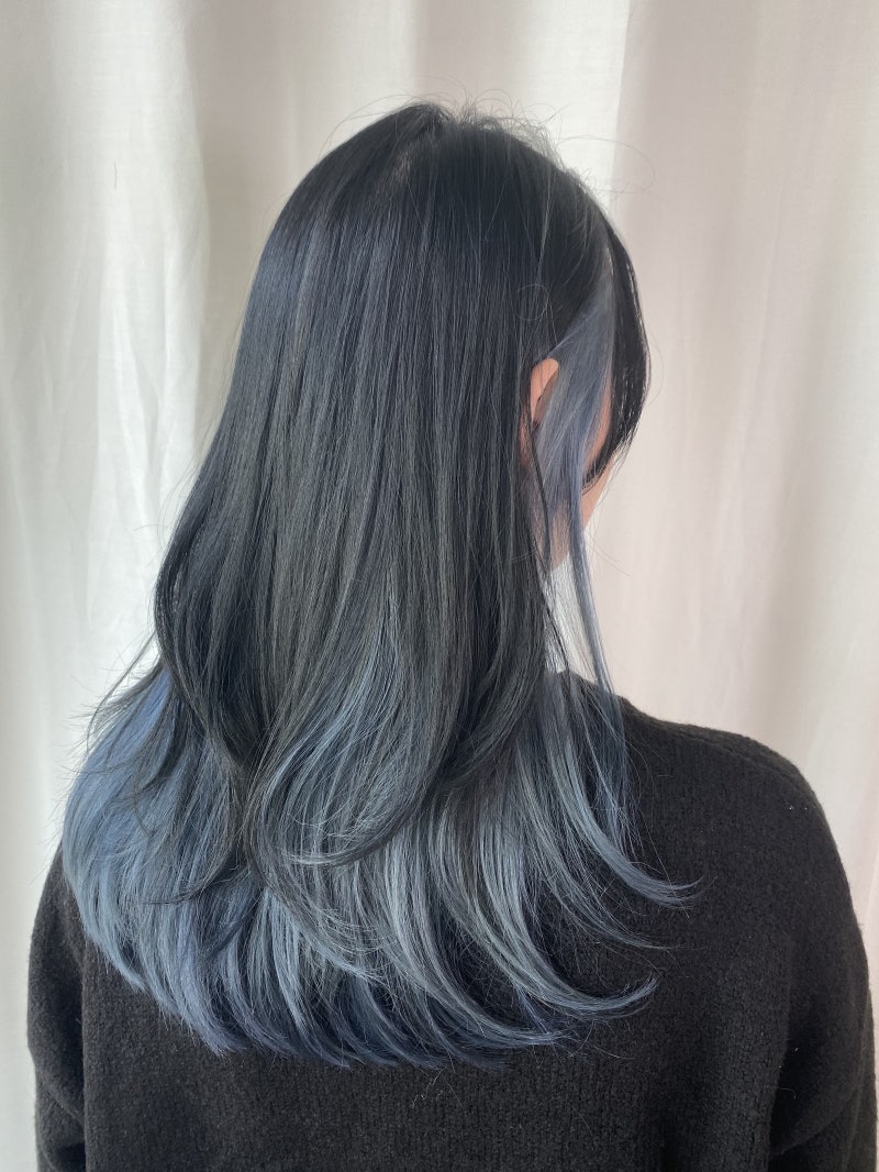 웅쌤디자인 #애쉬블루 #옴브레염색 #🖤💙 . . ✓여름 이벤트 진행중입니다✓ . . . 🌱첫탈색은 부담스럽지 않게 뿌리염색  필요없는 블루옴브레 🌱원하는 색상으로 변경 가능합니다 . . 역시 염색은 #인생머리전문웅쌤 💟 . . 👐🏻예약문의👐🏻 ◾매주, image size:800x1066