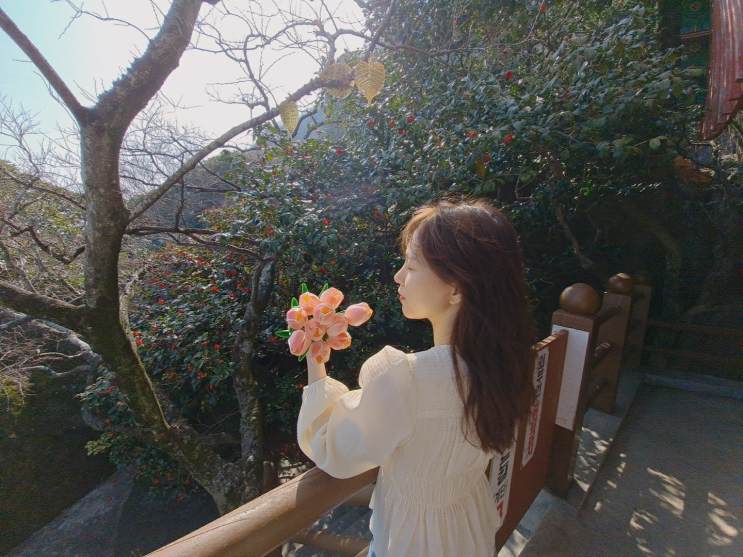  여수 향일암에서 남편과 손잡고 데이트