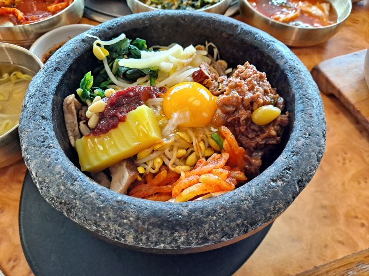  전주 고궁, 비빔밥 맛집에서 신혼여행 선물까지