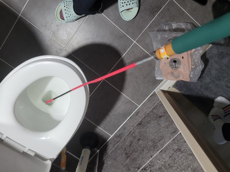  변기 물이 안내려가요  빼브러 뚜러뻥 변기관통기