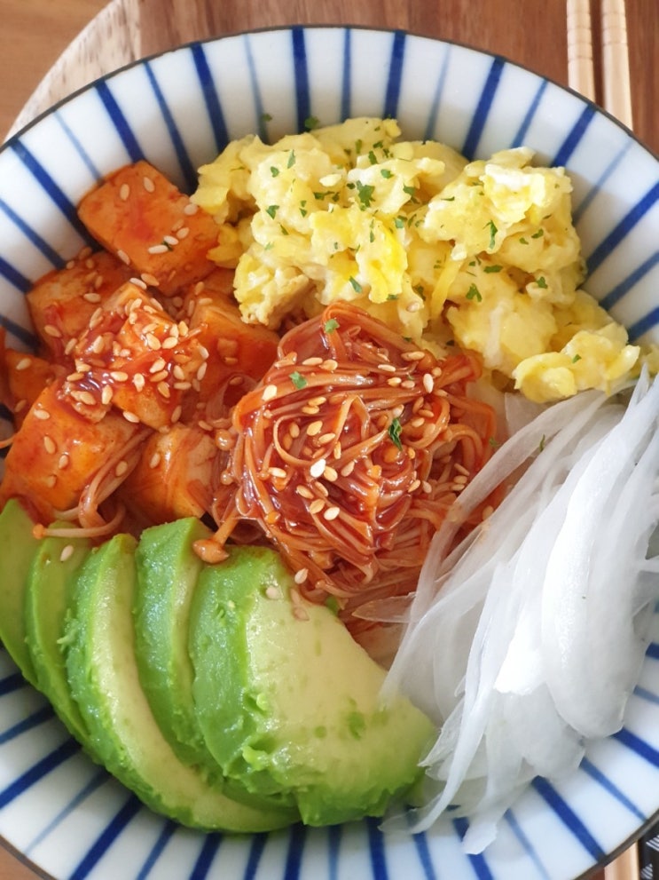 불닭 소스 팽이버섯 볶음에  진심 매운맛 덮밥 완성  / 생크림 넣어서 로제 비쥬얼 순한맛으로