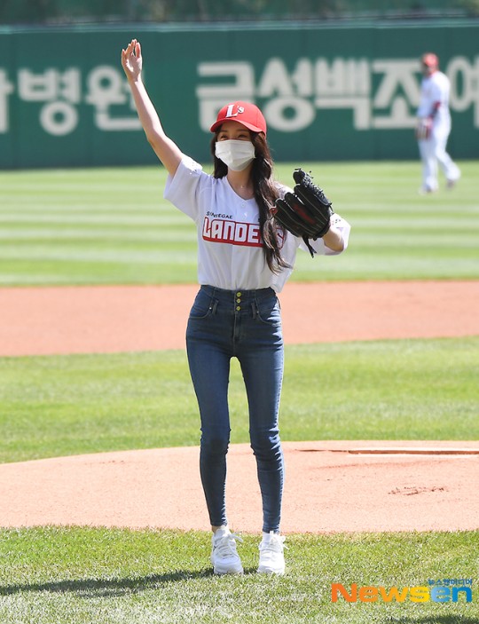  러블리즈 케이 시구 앞서 폴짝 인사