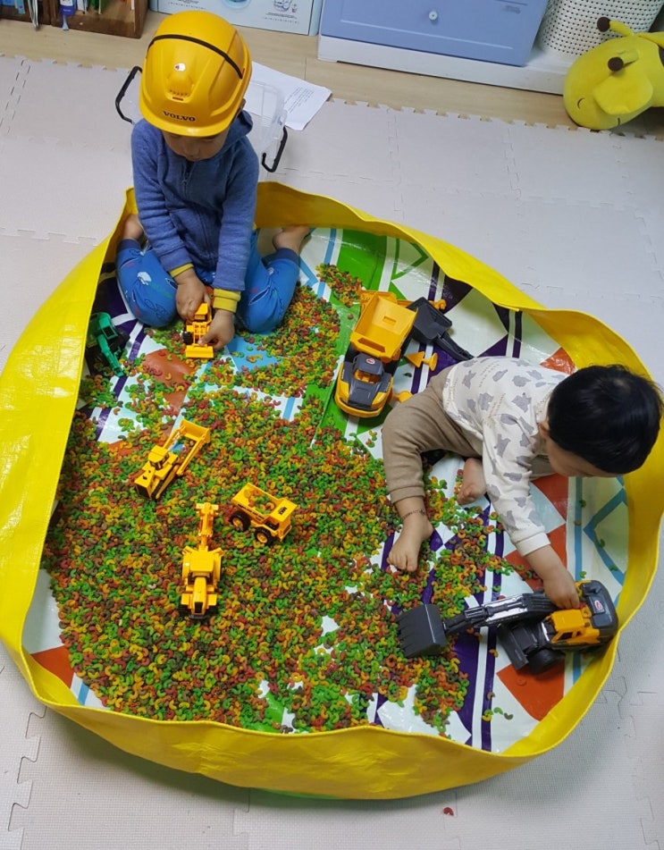  [4세+3세 연년생 가정보육 실내활동] 미세먼지 심한 날 뭐하고 놀까?_색깔 마카로니 활용하기