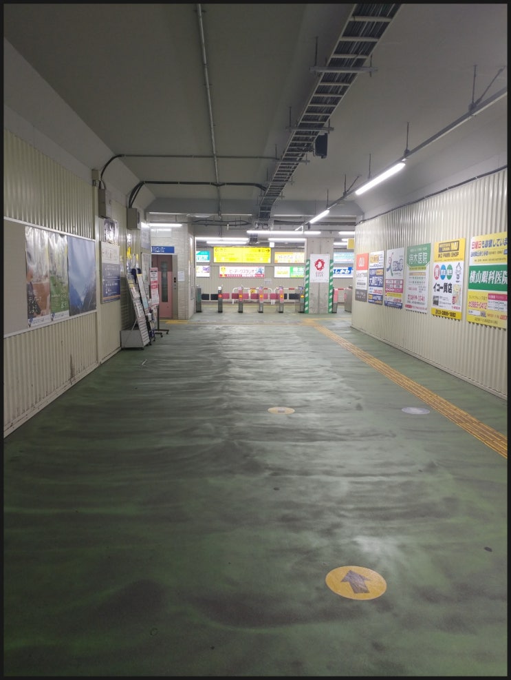 코로나 - 일본 도쿄의 한 지하철역 풍경 한 컷