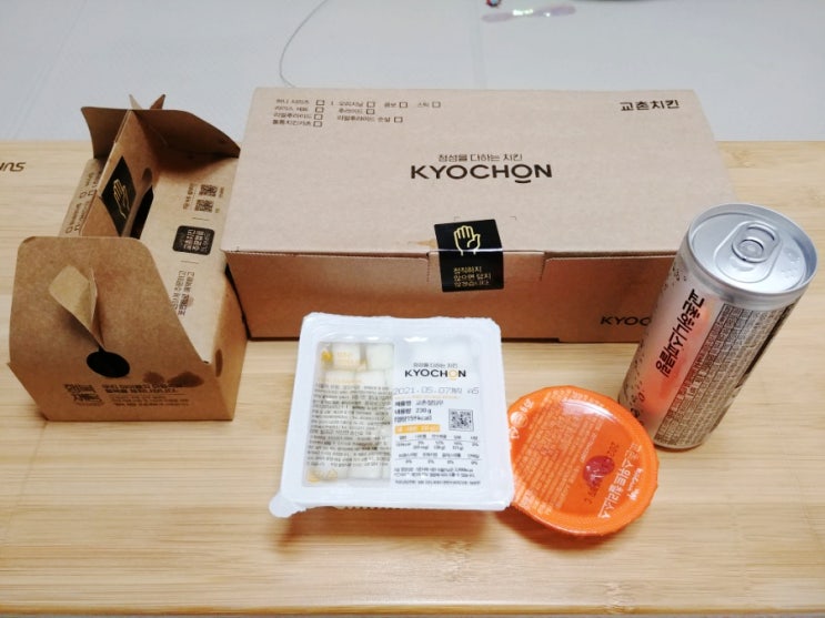 오랜만에 짭짤하고 바삭한 치킨이 당기는 날. 교촌치킨 허니콤보 냠냠 오랜만에 짭짤하고 바삭한 치킨이 당기는 날. 교촌치킨 허니콤보 냠냠