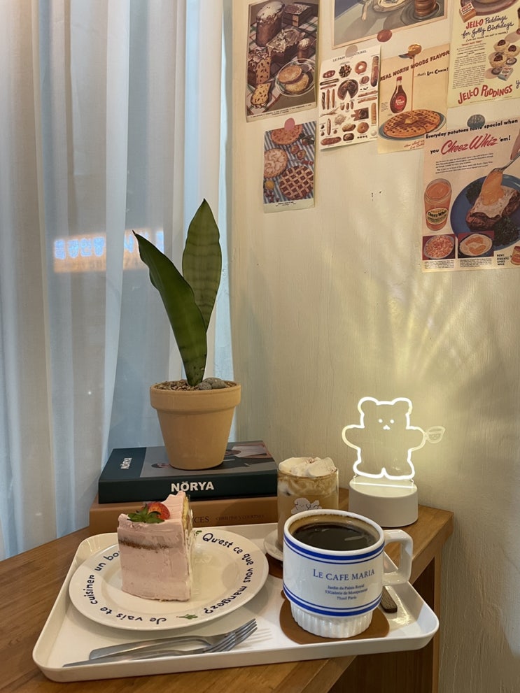  [사당 카페] 올라 하이 | 귀여운 인테리어 소품 가득한 디저트 맛집, 바닐라 플랫 부드러운 크림, 컵 & 그릇이 이뻤던 사당 카페
