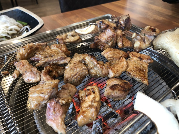  인천송도_수제숯불돼지 양념갈비 맛집 "육대손" 솔직후기(놀이방/블랙앵거스)