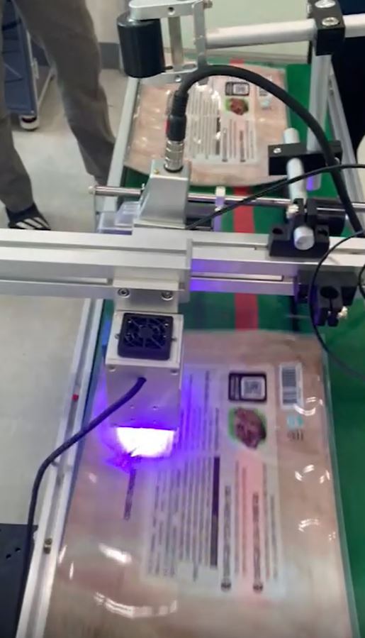  산업용 마킹기 소형잉크젯마킹기, UV LED 경화기를 사용하니 비닐파우치 유통기한제조일자마킹이 안지워집니다.