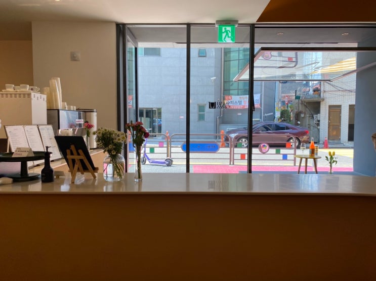  낮에는 카페 밤에는 펍 / 성수 스몰 글라스 small glass / 독특하면서 아기자기한 인테리어 / 성수 카페 추천