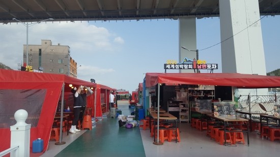 거북선 대교 아래에 위치한 낭만포차 특화 거리 거북선 대교 아래에 위치한 낭만포차 특화 거리