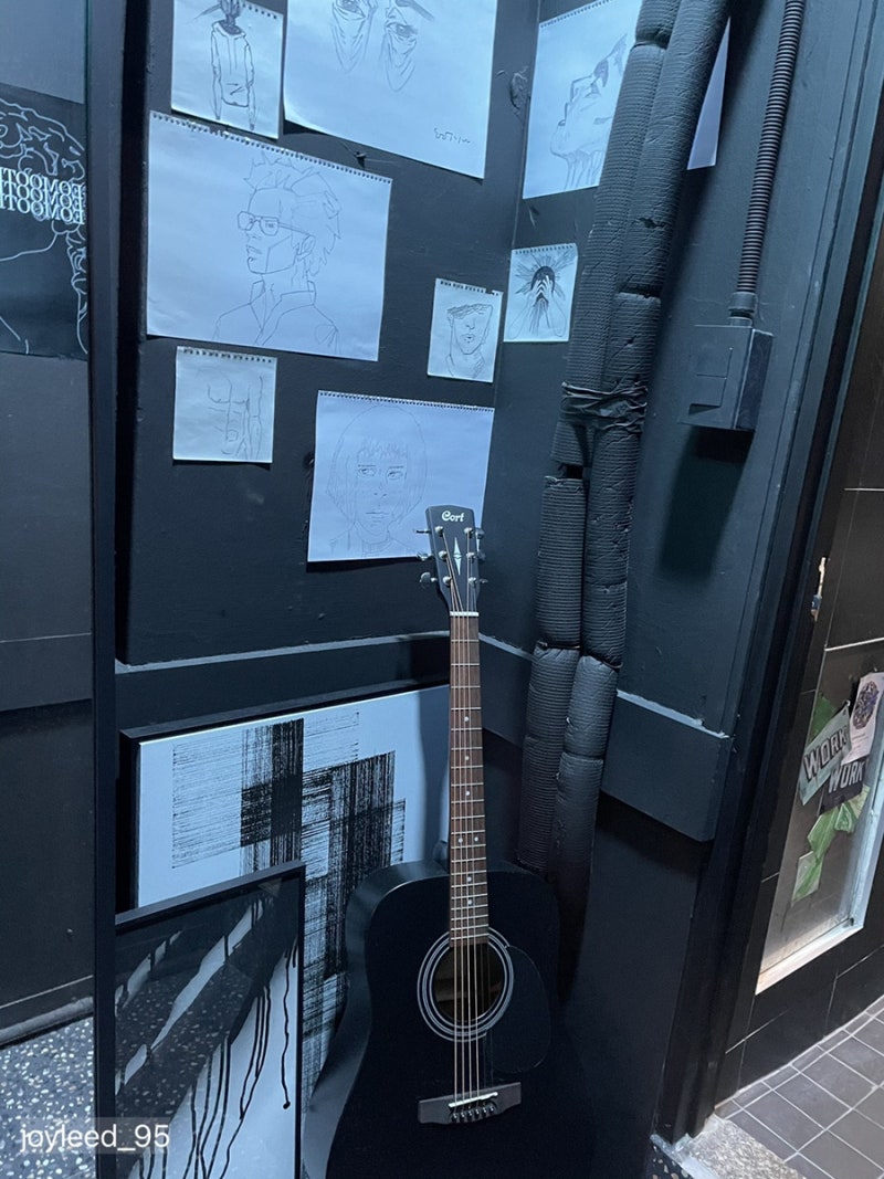 왕십리]카페 거무티티 : 앉아있다보면 어느새 중독되는 거무티티한 분위기(ft. 고양이) : 네이버 블로그, image size:800x1067