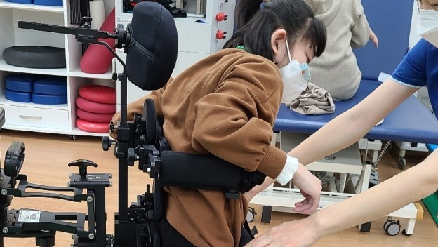  힘찬호야 작지만 의미있는 기부생활   뇌성마비 소녀가 '안녕하세요!'를 외치기까지