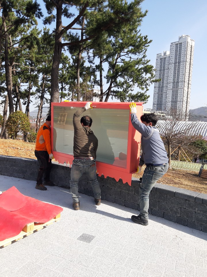 거제시 공공미술프로젝트 "우징 작가 - Window gallery in the park"