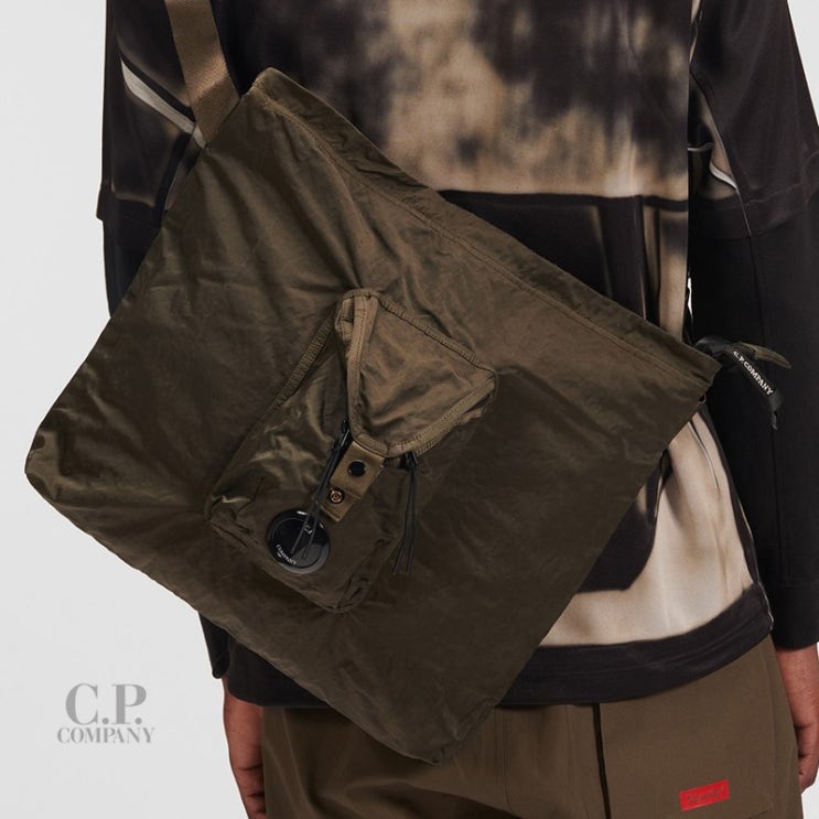 인지도 있는 CP컴퍼니 21SS NYLON B 가먼트다이 컴팩트 크로스백 IG ··· 인지도 있는 CP컴퍼니 21SS NYLON B 가먼트다이 컴팩트 크로스백 IG ···