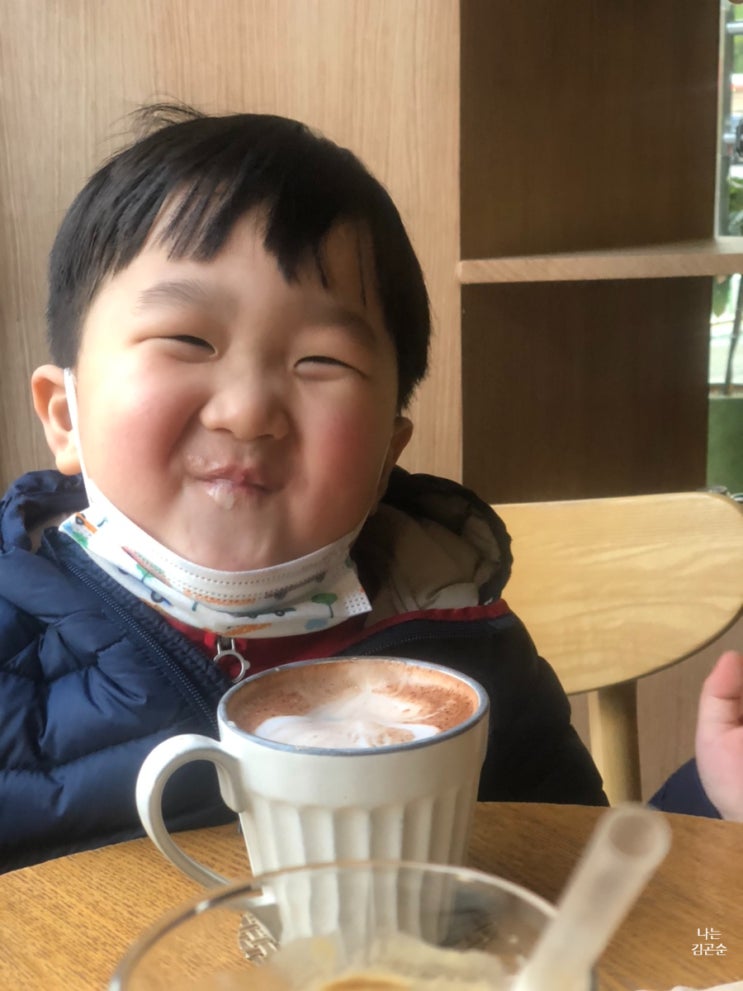  커피숍 데이트 초코라떼/아아/진정즐기는지훈