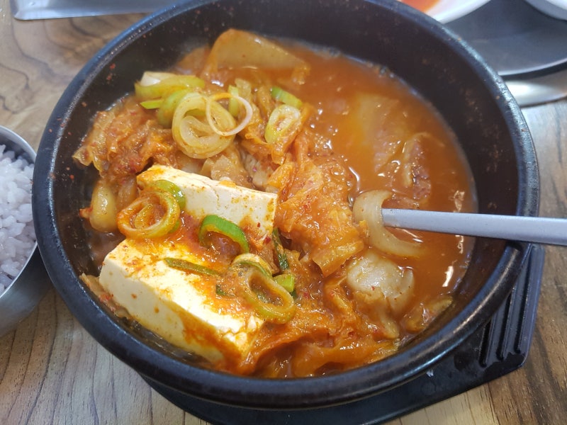 [선릉역 맛집] 촌돼지마을 - 반주하기 좋은 시원칼칼한 돼지고기 김치찌개 백반
