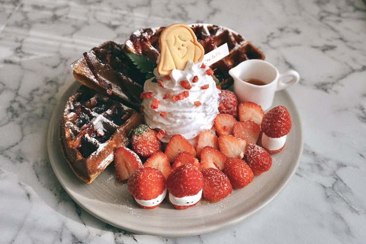  와플이 맛있는 노원역카페; 플로레스테이블
