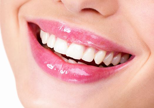 치과에서 잇몸성형 시술로 자신있게 웃을 수 있습니다.