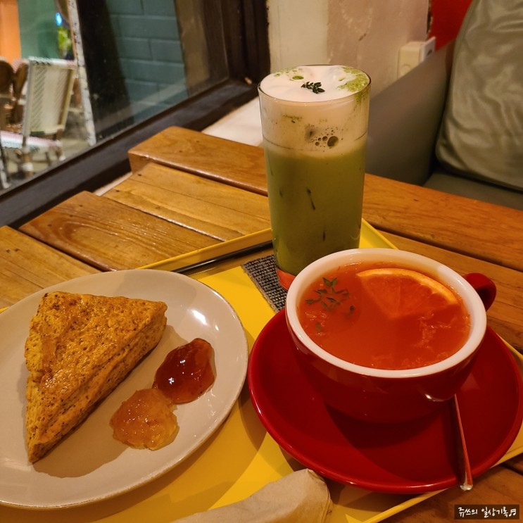 [울산 성남동 카페] 주택개조로 이색 분위기 뿜뿜! 베이커리와 커피가 있는 성남동 '카페,머물다'