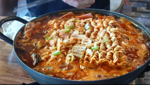 이문수 신부 김치찌개 식당 - 청년밥상 문간