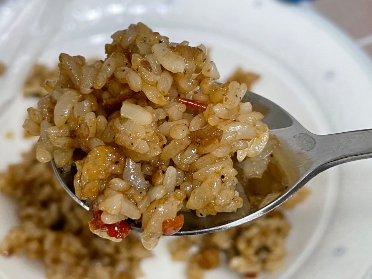  곰곰 갈비맛 치킨밥 전자레인지와 후라이팬 조리 비교