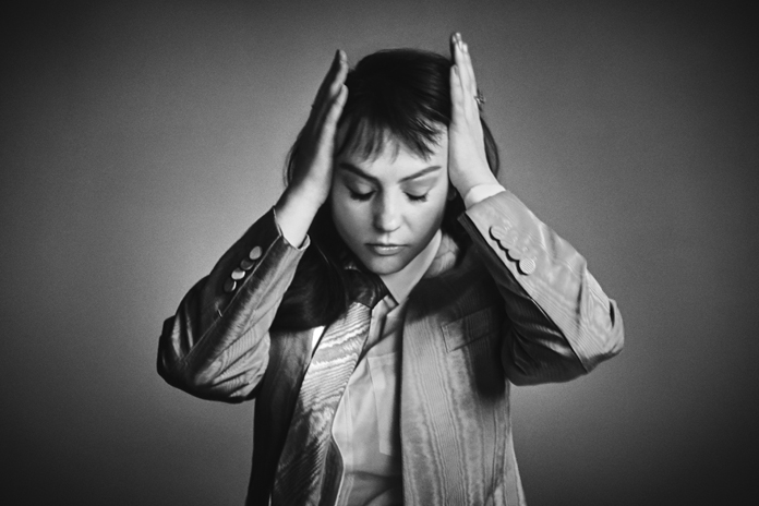  앤젤 올슨 / Angel Olsen, 새로운 트랙 'Alive and Dying (Waving, Smile)'
