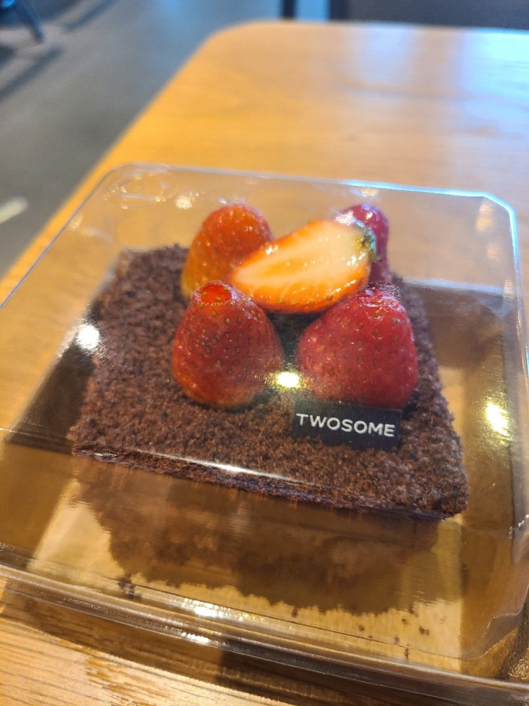 티데이 투썸 아메리카노 스트로베리 초콜릿 생크림케이크 티데이 투썸 아메리카노 스트로베리 초콜릿 생크림케이크