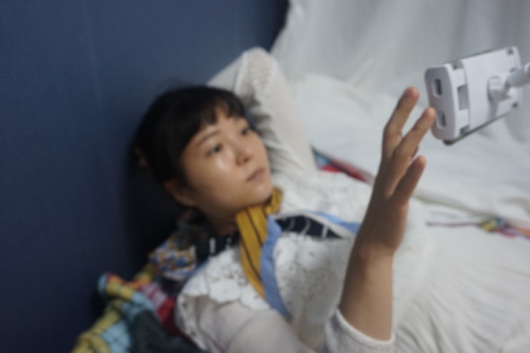  편하게 침대에서 누워서 영화감상하는 MTRAN 침대 핸드폰 태블릿 거치대