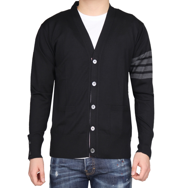 선택고민 해결 톰브라운 21SS 사선완장 브이넥 울가디건 (블랙) MKC002A 00014 001 좋아요 선택고민 해결 톰브라운 21SS 사선완장 브이넥 울가디건 (블랙) MKC002A 00014 001 좋아요
