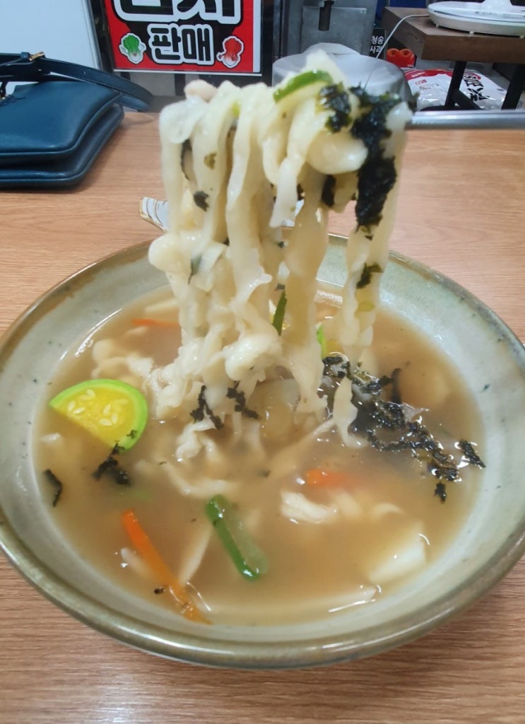  면이 탱글탱글~ 어머니손맛! '당모루손칼국수'